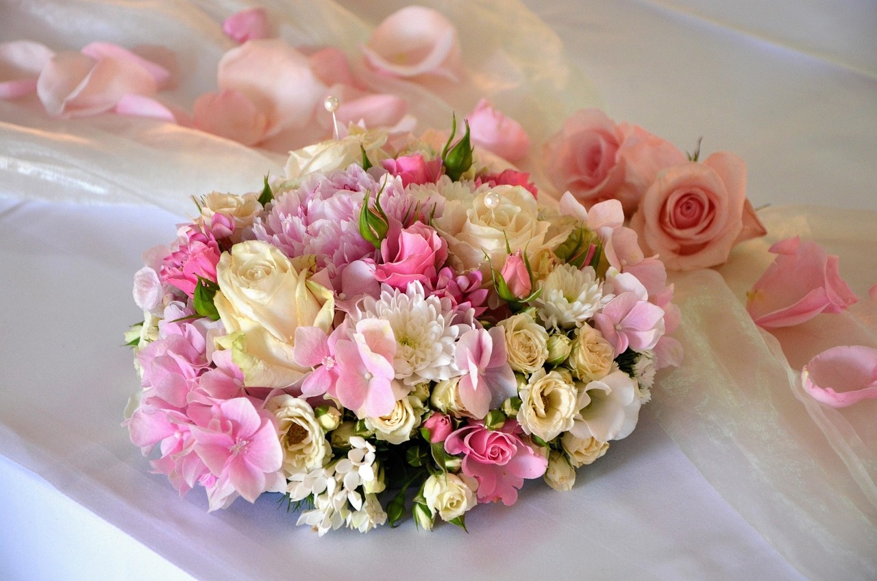 Florista trabajando en el taller